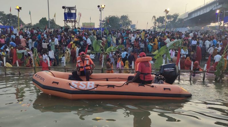 SSB की राहत एवं बचाव दल रही मुस्तैद, छठ महापर्व के दौरान पटना में गंगा नदी के विभिन्न घाटों में सुरक्षा हेतु किया गश्ती का कार्य